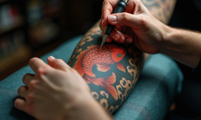Artiste japonais tatouant un koi sur un client dans un studio lumineux