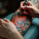 Artiste japonais tatouant un koi sur un client dans un studio lumineux