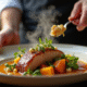 Chef dressant un civet de lapin chaud sur une table rustique