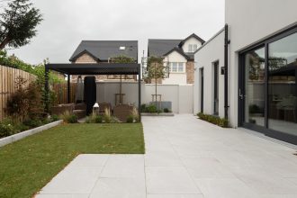 Comment profiter de sa pergola toute l’année grâce à un aménagement adapté ?