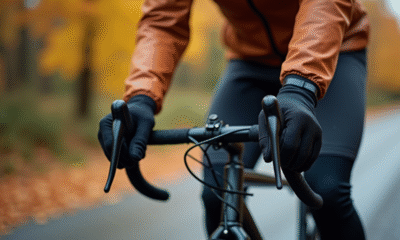 Cycliste portant des gants isolants sur un vélo en automne