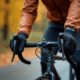 Cycliste portant des gants isolants sur un vélo en automne
