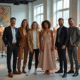 Groupe de créateurs de mode dans un atelier lumineux