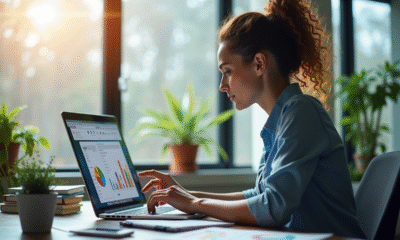 Femme d'affaires analysant des graphiques colorés sur son ordinateur