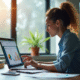 Femme d'affaires analysant des graphiques colorés sur son ordinateur