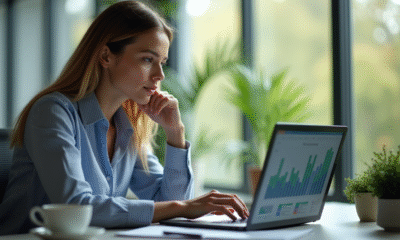 Femme d'affaires analysant des graphiques marketing sur son ordinateur