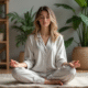 Femme méditant paisiblement dans un salon cosy