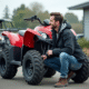Homme souriant inspectant un quad neuf en concession