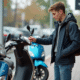 Jeune homme examine le prix d'un scooter 50cc en concession