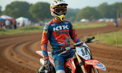 Jeune homme en tenue de motocross avec pit bike sur piste en plein air