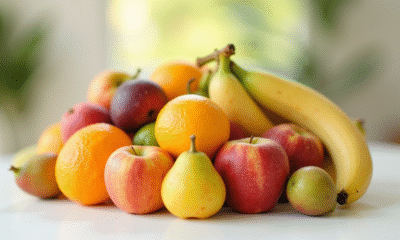 Sélection de fruits frais sur une table blanche