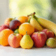 Sélection de fruits frais sur une table blanche
